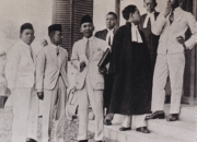 Ir. Soekarno ho nia maluk prizioneiru sira no nia defensór na'in tolu iha tribunál koloniál nia oin iha Bandung iha tinan 1926