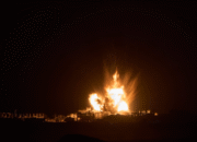 Suar no ahi sa'e ba lalehan hafoin atake aéreu Israel nian iha norte Faixa Gaza nian, hanesan haree hosi súl Israel nian, Kinta-feira, 24 Jullu 2025.Ohad Zwigenberg/AP