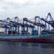Ró karga estranjeiru ida tula no deskarga kontentór sira ne'ebé tula sasán importadu no esportadu iha Portu Tanjung Priok, iha Jakarta. Foto: Wendiyanto/kumparan