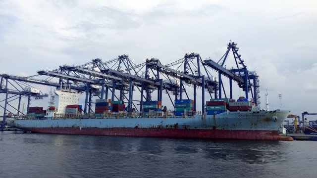 Ró karga estranjeiru ida tula no deskarga kontentór sira ne'ebé tula sasán importadu no esportadu iha Portu Tanjung Priok, iha Jakarta. Foto: Wendiyanto/kumparan