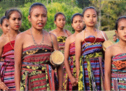 Foto: commons.wikimedia.org—Labarik feto sira iha munisípiu Baucau
