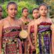 Foto: commons.wikimedia.org—Labarik feto sira iha munisípiu Baucau
