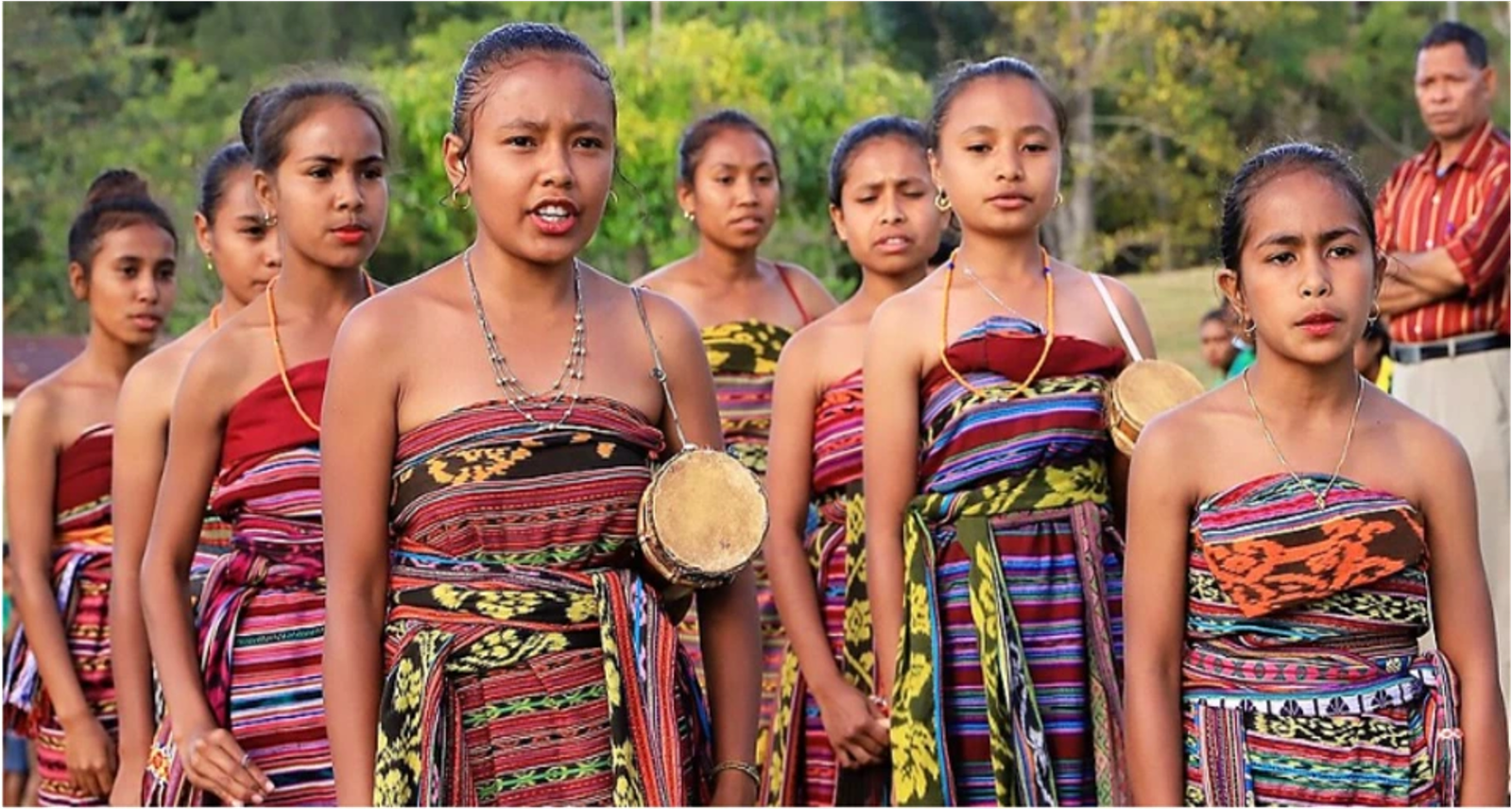 Foto: commons.wikimedia.org—Labarik feto sira iha munisípiu Baucau