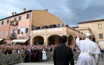 Pope Leo XIV greetings the crowds in Castel Gandolfo following the Angelus (@Vatican Media)