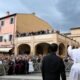 Pope Leo XIV greetings the crowds in Castel Gandolfo following the Angelus (@Vatican Media)