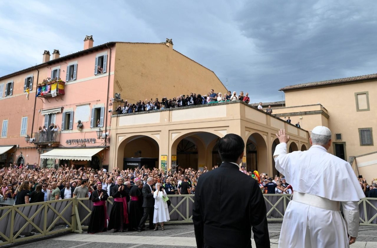 Pope Leo XIV greetings the crowds in Castel Gandolfo following the Angelus (@Vatican Media)