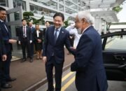 Sr. Gusmao (loos) simu almosu ofisiál ida hosi PM Wong iha Pan Pacific Singapura iha loron 13 fulan-Jullu. ST PHOTO: SHINTARO TAY