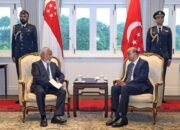 Primeiru Ministru Timor-Leste Xanana Gusmao halo vizita kortezia ba Prezidente Tharman Shanmugaratnam. FOTO: MDDI