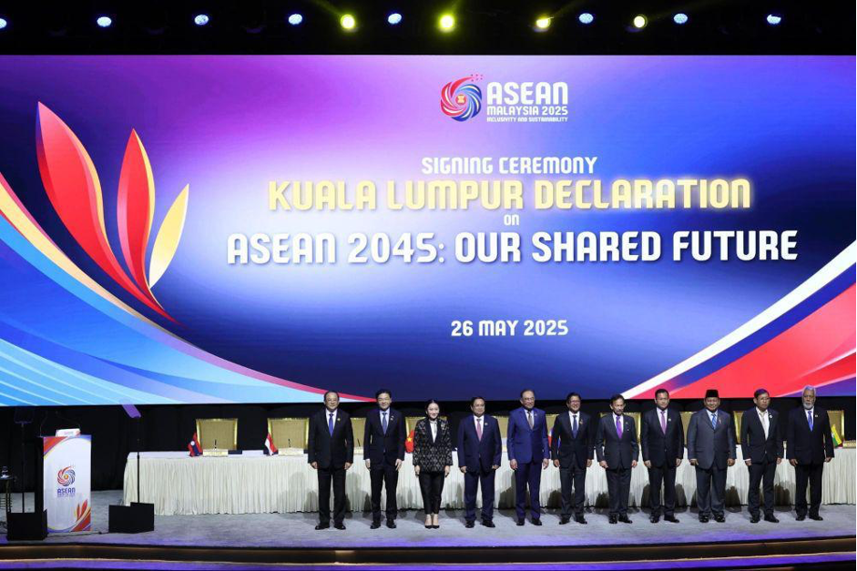 Primeiru-Ministru RDTL, Kay Rala Xanana Gusmão iha Simeira ASEAN ba dala 46 iha Sentru Konvensaun Kuala Lumpur (KLCC) hamutuk ho xefe estadu no governu ASEAN sira asina Deklarasaun Kuala Lumpur kona-ba ASEAN 2045: Ita-nia Futuru hamutuk. (Doc. Ekipa Komunikasaun Prabowo)