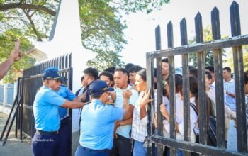 Imajen: PNTL - Komandu PNTL liu husi Ekipa Sekretariadu Rekrutamentu nian, hahu’u halo Distribuisaun Formulariu Ba Rekrutamentu Ajente Polísia Tinan 2025 iha Centro Formação Polícia (CFP).