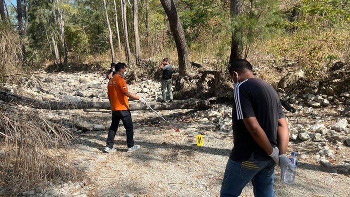 Polisia Belu halo hela investigasaun ba fatin krime iha fatin tiruteiu iha Aldeia Fatumea, Suku Suai/Kobalima, Timor Leste, Segunda (18 Agostu 2025). (Dokumentu: Polísia Belu)