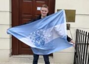 Mane ne’e hari’i nasaun rasik, sai Prezidente, ho sidadaun na’in 400, no iha Pasaporte