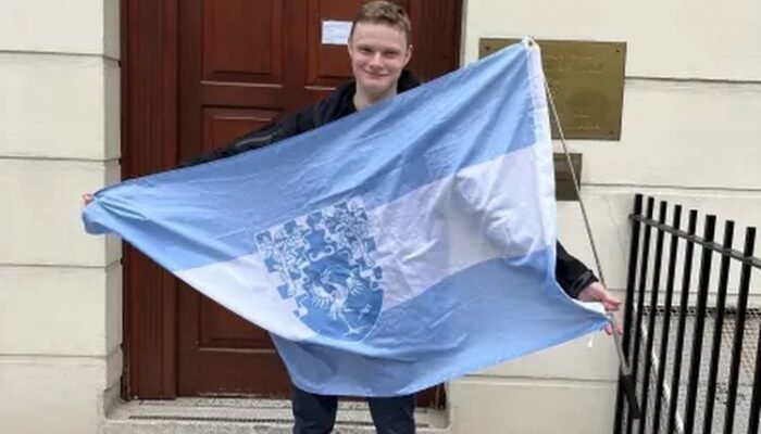 Mane ne’e hari’i nasaun rasik, sai Prezidente, ho sidadaun na’in 400, no iha Pasaporte