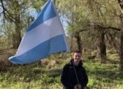 Mane klosan ida ho naran Daniel Jackson (20) deskobre rai-laek ida no deklara mikro-nasaun ida ho naran Repúblika Independente Verdis. Nasaun ne'e lokaliza iha rai disputadu ida ho hektar 125 iha mota Danube nia ninin, ne'ebé entre Kroásia no Sérvia. (X/@GlobeEyeNews)