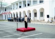 Sekretaris Negara untuk Kesetaraan, Elvina Sousa Carvalho, saat memimpin upacara pengibaran bendera nasional di Istana Negara, Senin (04/08/2025, foto dari SEI).
