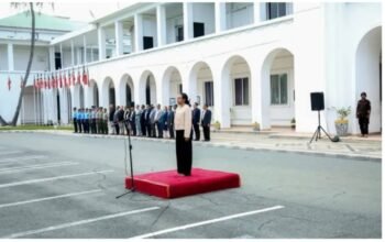 Sekretaris Negara untuk Kesetaraan, Elvina Sousa Carvalho, saat memimpin upacara pengibaran bendera nasional di Istana Negara, Senin (04/08/2025, foto dari SEI).