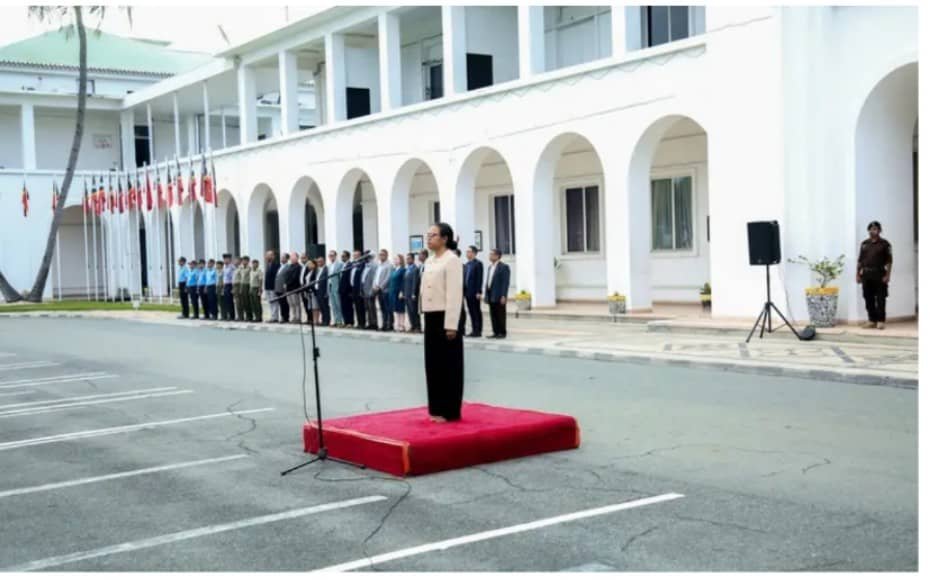 Sekretaris Negara untuk Kesetaraan, Elvina Sousa Carvalho, saat memimpin upacara pengibaran bendera nasional di Istana Negara, Senin (04/08/2025, foto dari SEI).
