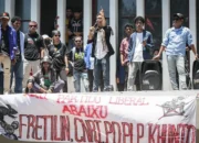 Imajen (Getty Image):Protestu sira iha kapitál Dili inisialmente foka ba karreta sira maibé hafoin ne'e habelar ba priviléjiu sira seluk ne'ebé deputadu sira goza