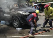 Imajen (Getty Images) : Veíkulu ne'e, ne'ebé iha rótulu "karreta estadu nian", hetan sunu hosi manifestante sira