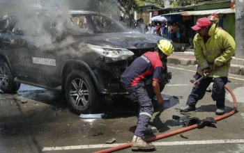 Imajen (Getty Images) : Veíkulu ne'e, ne'ebé iha rótulu "karreta estadu nian", hetan sunu hosi manifestante sira