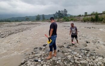 Imajen: Polísia hala’o hela investigasaun ba fatin krime nian iha deskoberta mate-isin ofisiál reformadu Tentara Indonézia nian iha munisípiu Belu, Timor Osidental (NTT). (Liputan6.com/ Ola Keda)